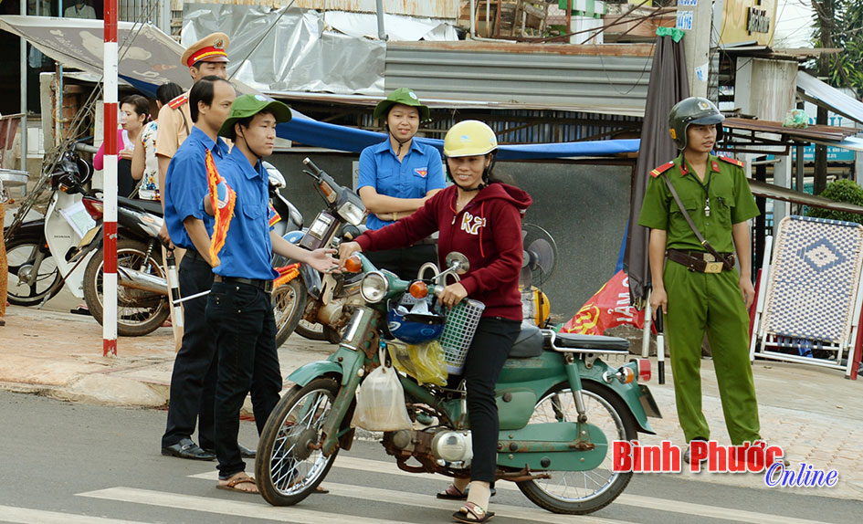 Thanh niên Bình Long chung tay giữ gìn trật tự giao thông
