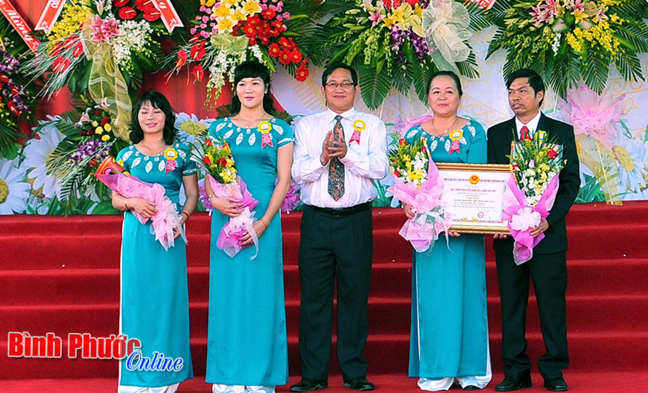 Trường THPT Đồng Xoài - Điểm sáng học và làm theo Bác Trường THPT Đồng Xoài - Điểm sáng học và làm theo Bác