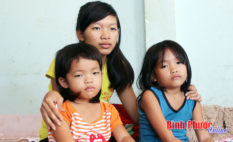 Ba đứa trẻ mồ côi rất cần được giúp đỡ Ba đứa trẻ mồ côi rất cần được giúp đỡ