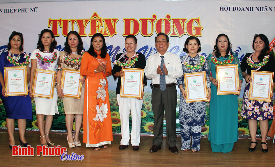 Tuyên dương 26 nữ doanh nhân vì cộng đồng Tuyên dương 26 nữ doanh nhân vì cộng đồng