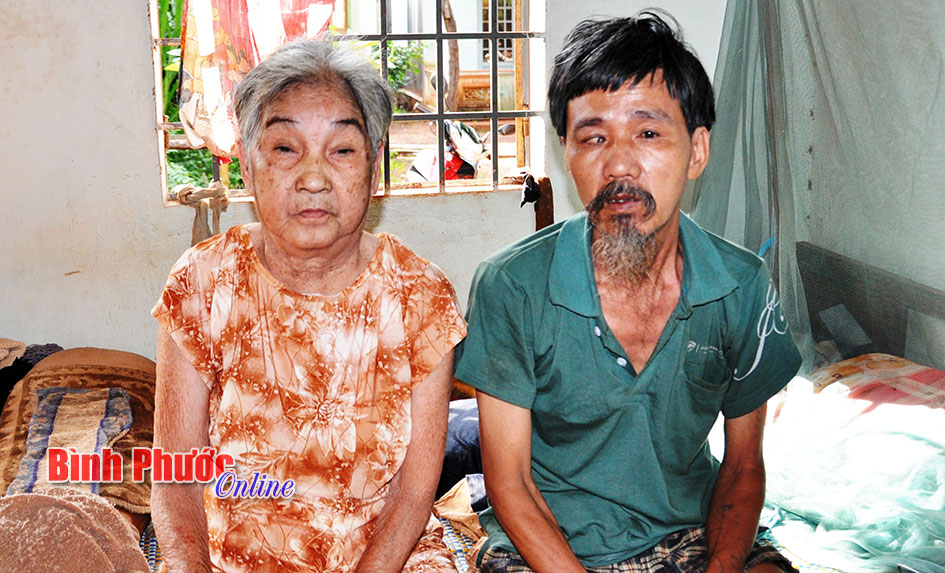 Con tàn tật nuôi mẹ già đau ốm
