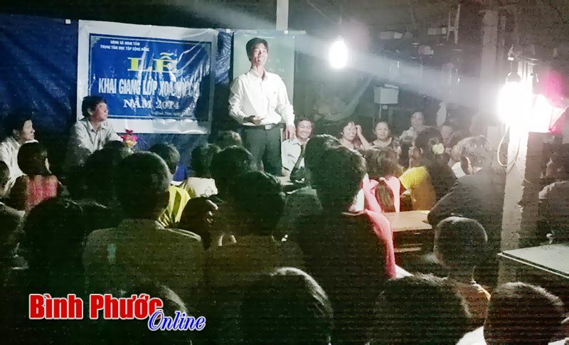 Gieo chữ tình thương dưới chân cầu Sài Gòn Gieo chữ tình thương dưới chân cầu Sài Gòn