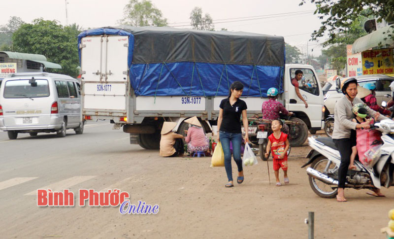 Cần dẹp chợ “cóc” họp trên QL14