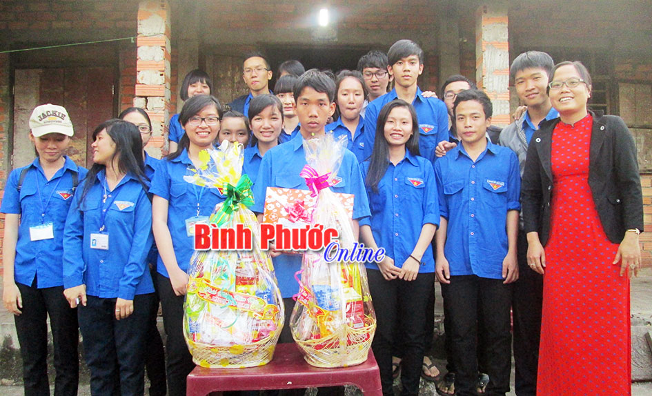 Hội Chữ thập đỏ trường THPT Hùng Vương đồng hành với học sinh khó khăn