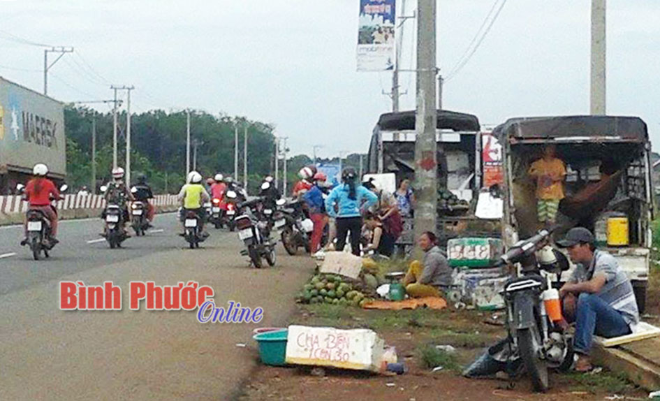 Hàng rong gây mất an toàn giao thông