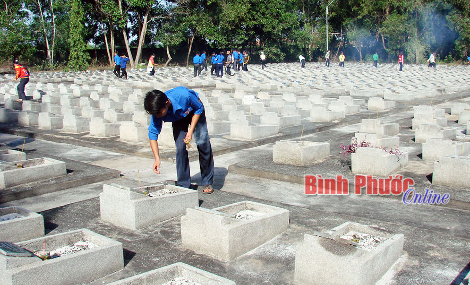 Trường THPT Nguyễn Hữu Cảnh: Cách làm hay trong giáo dục truyền thống Trường THPT Nguyễn Hữu Cảnh: Cách làm hay trong giáo dục truyền thống