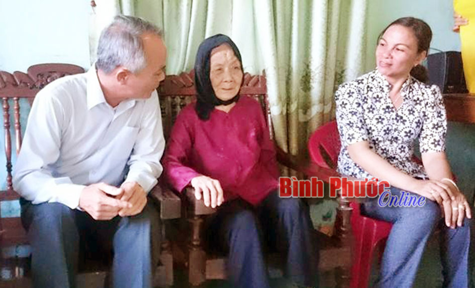 Mẹ Việt Nam anh hùng 50 năm tuổi Đảng Mẹ Việt Nam anh hùng 50 năm tuổi Đảng