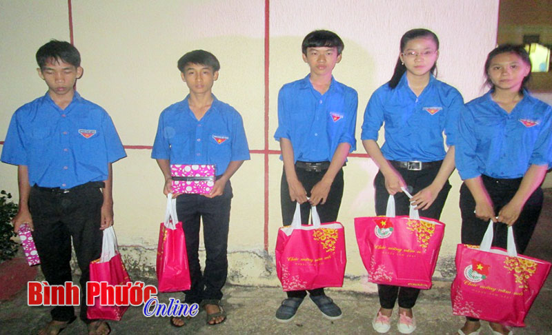 5 học sinh tiêu biểu vượt khó học giỏi Trường THPT Hùng Vương