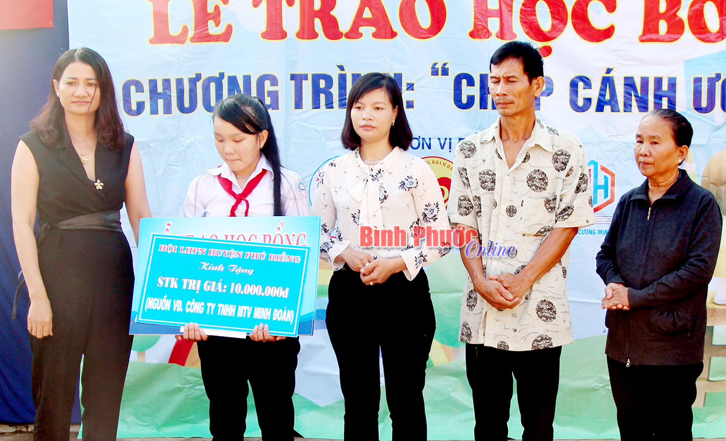 Phần thưởng cho cô bé 14 tuổi nuôi mẹ bị bệnh hiểm nghèo