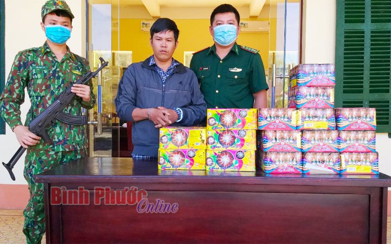 Bắt vụ vận chuyển gần 50 kg pháo nổ Bắt vụ vận chuyển gần 50 kg pháo nổ