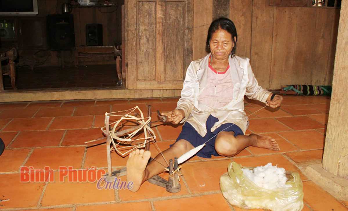 Bà Thị Muôn giữ nghề trồng bông, dệt vải Bà Thị Muôn giữ nghề trồng bông, dệt vải