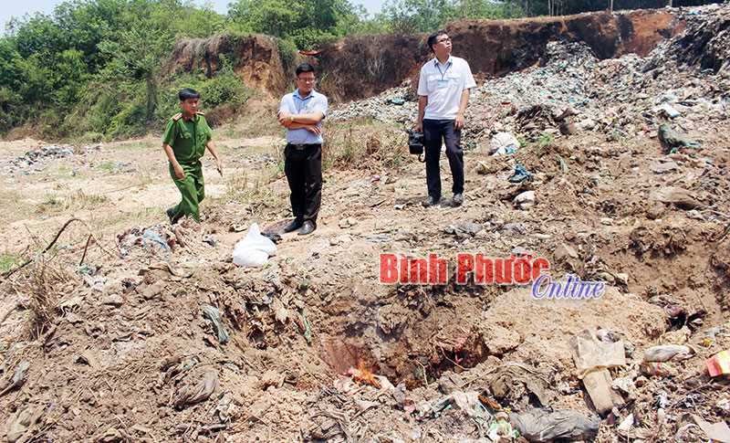 Bắt quả tang đối tượng đổ trộm 70kg da và mỡ heo ra môi trường Bắt quả tang đối tượng đổ trộm 70kg da và mỡ heo ra môi trường