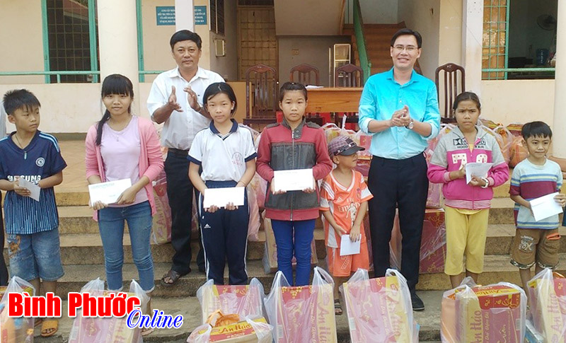 250 phần quà tặng người nghèo và các đối tượng bảo trợ xã hội 250 phần quà tặng người nghèo và các đối tượng bảo trợ xã hội