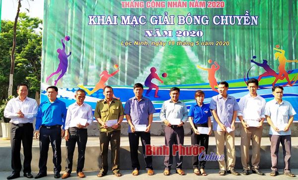 11 lao động được tặng danh hiệu Công nhân cao su ưu tú 11 lao động được tặng danh hiệu Công nhân cao su ưu tú