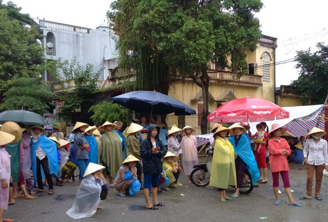 Dân tiếp tục "vây" UBND xã, lãnh đạo tỉnh ra đối thoại