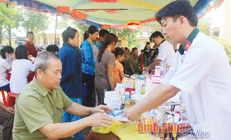 Bệnh binh Nông Văn Hóa hạnh phúc bên con cháu Bệnh binh Nông Văn Hóa hạnh phúc bên con cháu