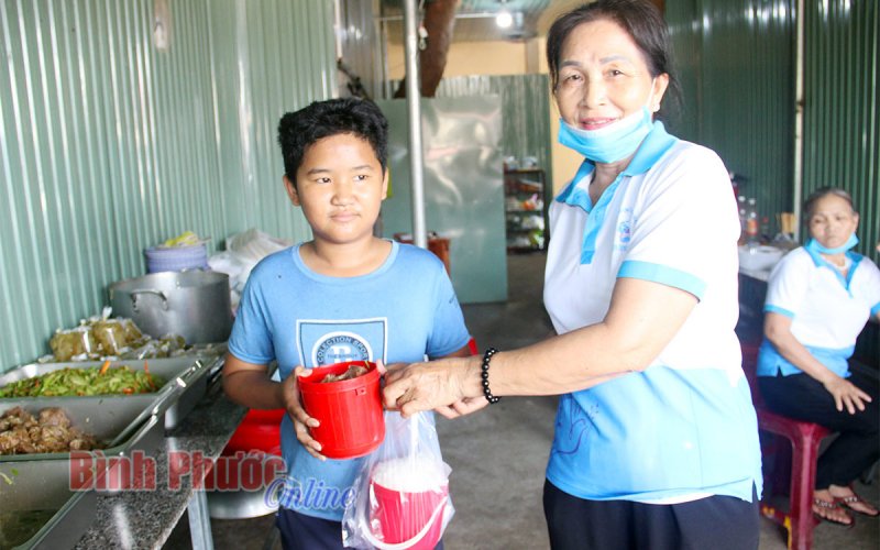 Bếp cơm nghĩa tình