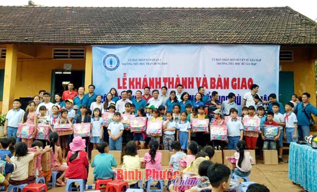 Bù Gia Mập: Bàn giao công trình thư viện chuẩn