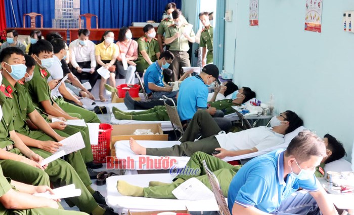 Gần 200 cán bộ, chiến sĩ Công an tỉnh tham gia hiến máu tình nguyện Gần 200 cán bộ, chiến sĩ Công an tỉnh tham gia hiến máu tình nguyện