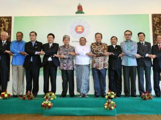 Các ngoại trưởng ASEAN kêu gọi tự kiềm chế ở biển Đông Các ngoại trưởng ASEAN kêu gọi tự kiềm chế ở biển Đông