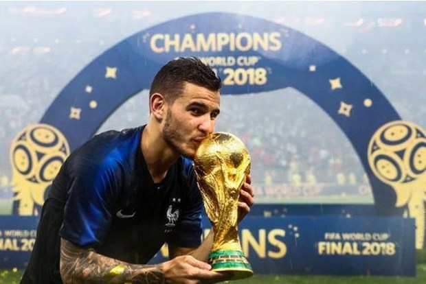 bientotpapalucashernandezattendsonplusbeautrophee28032019110005.jpg