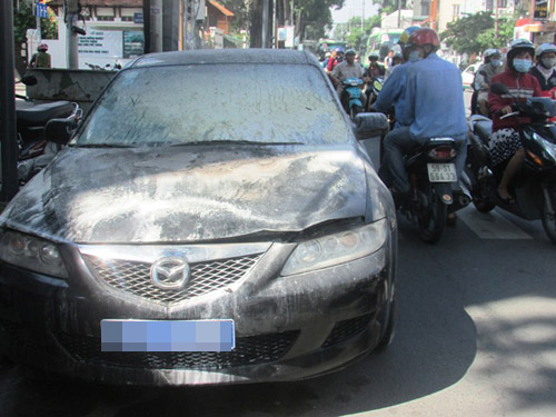 Ô tô biển số xanh bốc cháy giữa đường Ô tô biển số xanh bốc cháy giữa đường