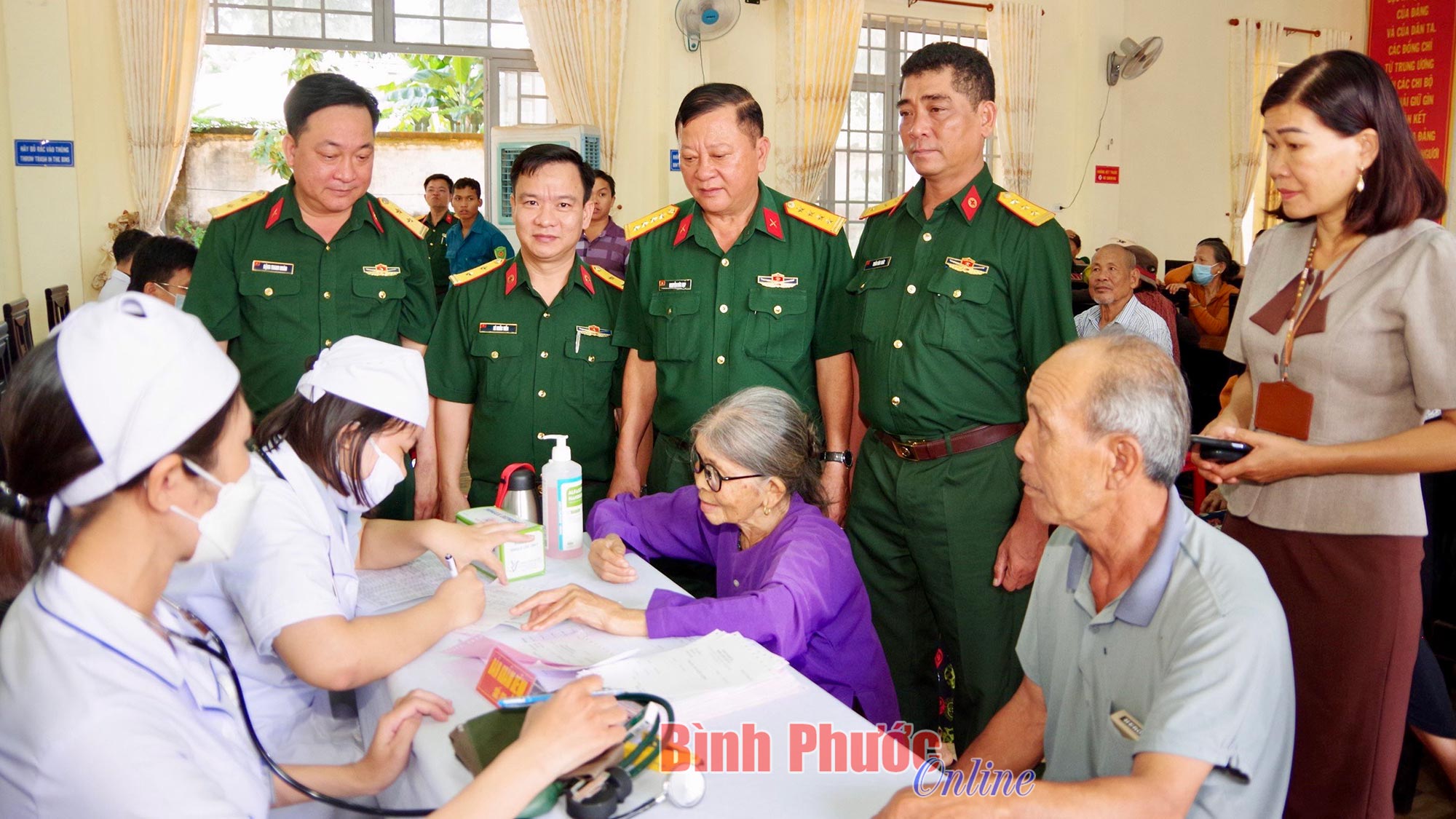 Binh đoàn 16 khám bệnh, cấp thuốc miễn phí tại Bù Đăng Binh đoàn 16 khám bệnh, cấp thuốc miễn phí tại Bù Đăng