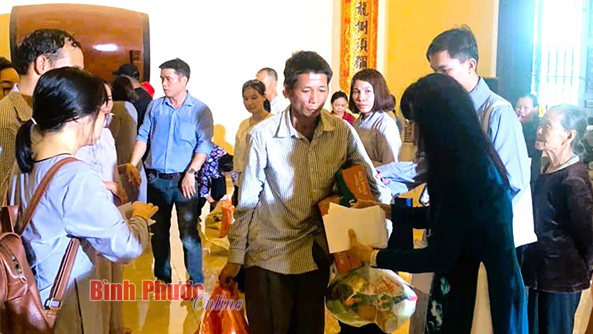 Bình Long: 500 người dân được tặng quà, khám bệnh miễn phí