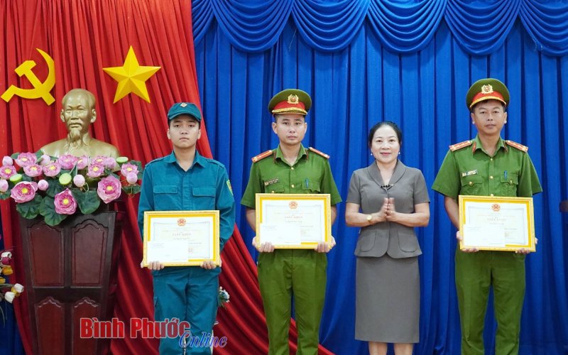 Bình Long khen thưởng đột xuất 3 cá nhân