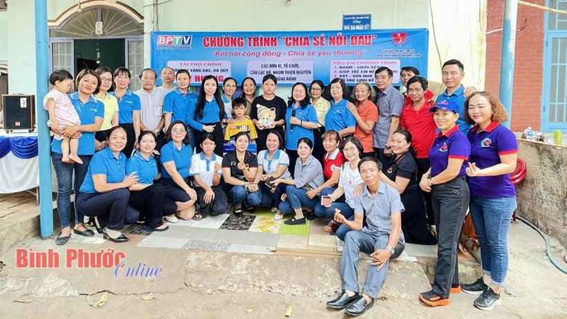 Bình Phước: “Chia sẻ nỗi đau” với 2 chị em mồ côi Bình Phước: “Chia sẻ nỗi đau” với 2 chị em mồ côi