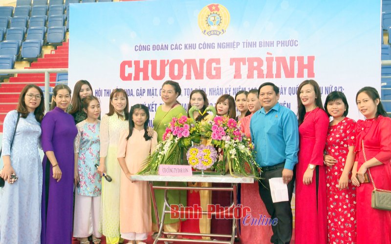 Bình Phước: Công nhân, người lao động thi cắm hoa Bình Phước: Công nhân, người lao động thi cắm hoa