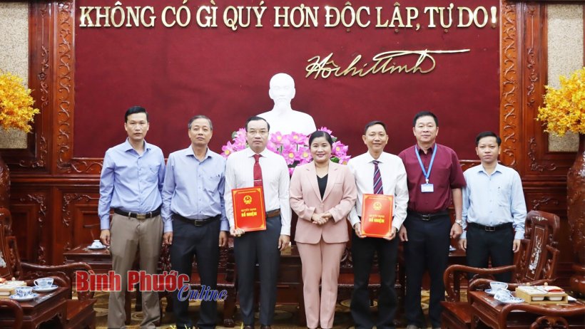 Bình Phước: Trao quyết định về công tác cán bộ Bình Phước: Trao quyết định về công tác cán bộ