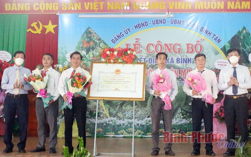 Bình Tân công bố xã đạt chuẩn nông thôn mới