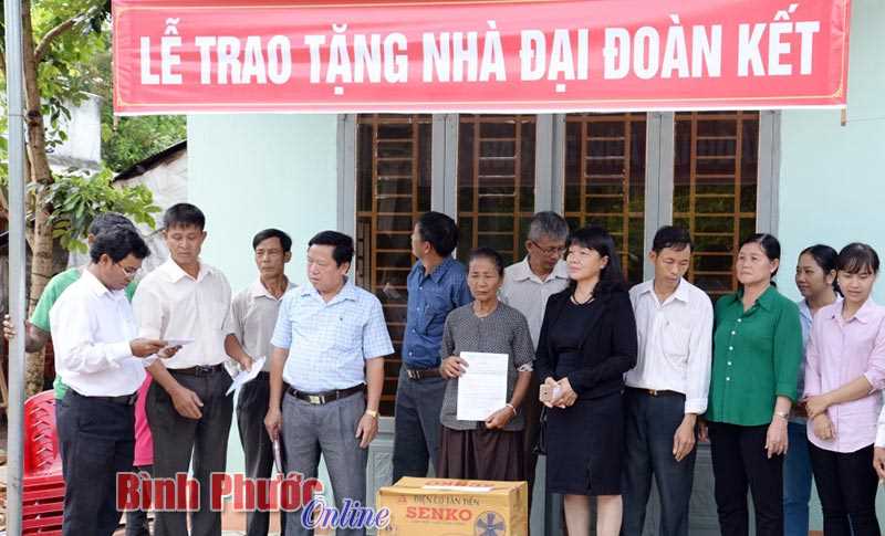 Bình Long trao 3 căn nhà đại đoàn kết Bình Long trao 3 căn nhà đại đoàn kết
