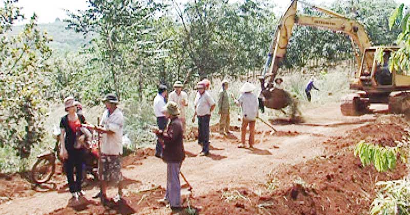 Thôn Bình Hòa góp sức làm đường, kéo điện Thôn Bình Hòa góp sức làm đường, kéo điện