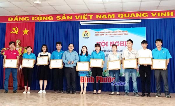 Hơn 5 tỷ đồng tặng quà tết, thăm công nhân lao động khó khăn Hơn 5 tỷ đồng tặng quà tết, thăm công nhân lao động khó khăn