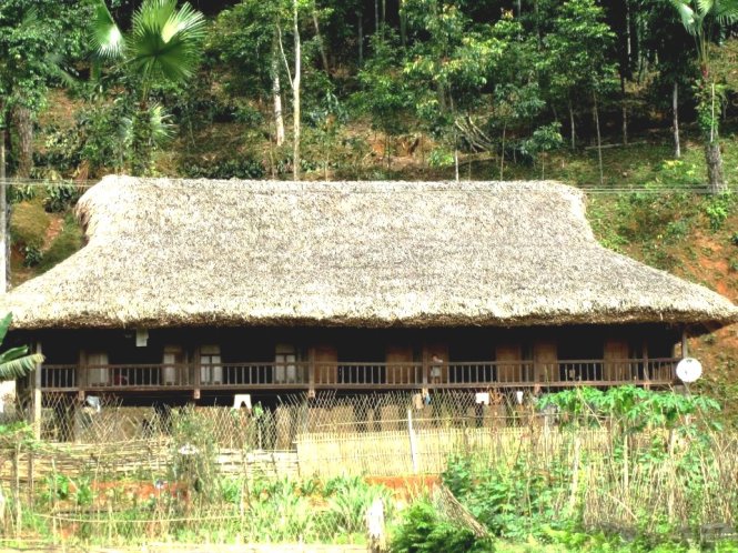 Những ngôi nhà sàn cổ dưới chân núi Khau A