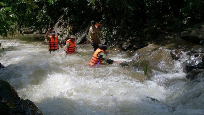 Huy động gần 60 người tìm nạn nhân bị lũ cuốn