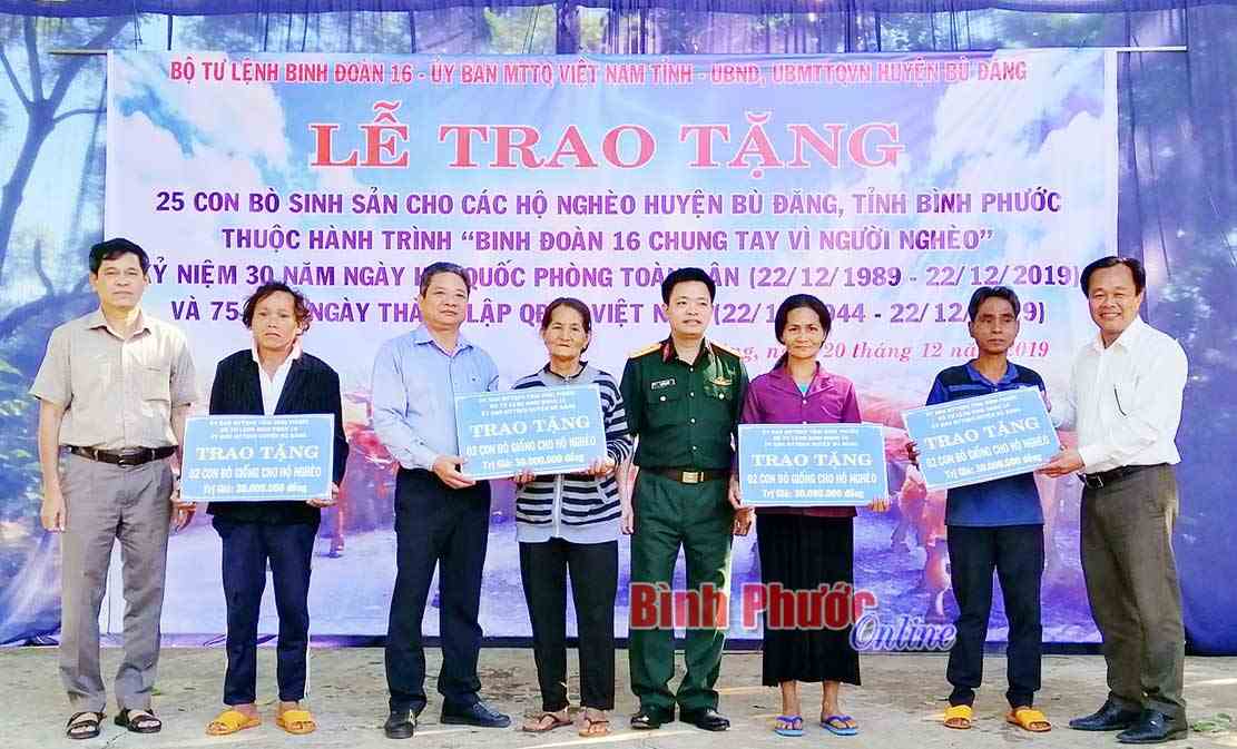 Binh đoàn 16 tặng 25 bò sinh sản cho hộ nghèo ở Bù Đăng Binh đoàn 16 tặng 25 bò sinh sản cho hộ nghèo ở Bù Đăng