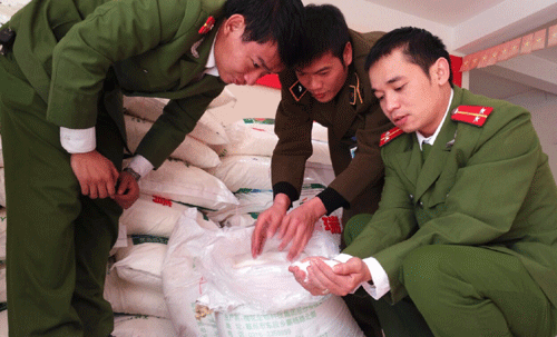Bắt quả tang vụ vận chuyển gần 15 tấn bột ngọt Trung Quốc Bắt quả tang vụ vận chuyển gần 15 tấn bột ngọt Trung Quốc