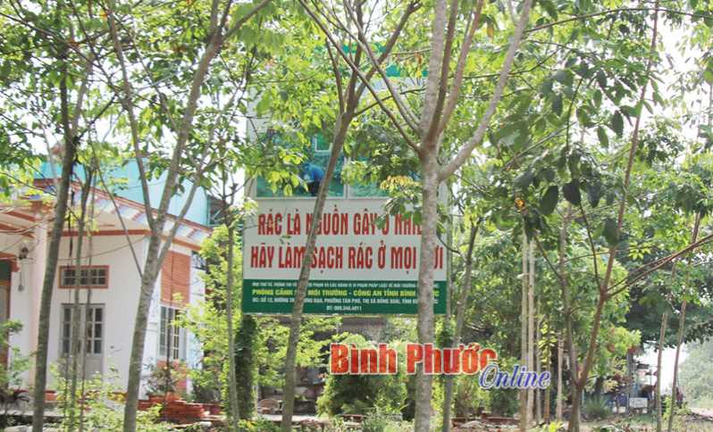 Pa-nô tuyên truyền trong vườn cao su Pa-nô tuyên truyền trong vườn cao su