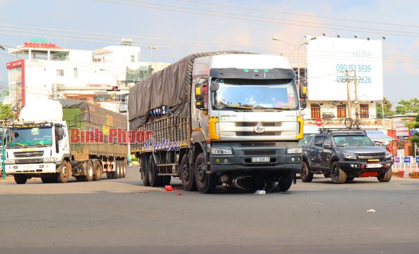 Bị xe tải cuốn vào gầm, 2 mẹ con tử vong