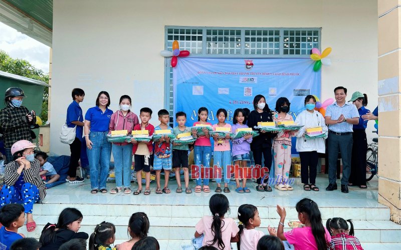 BPTV mang yêu thương đến ấp Sóc Nê