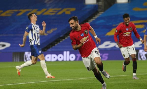 Bruno Fernandes lập cú đúp, Manchester United áp sát tốp 4