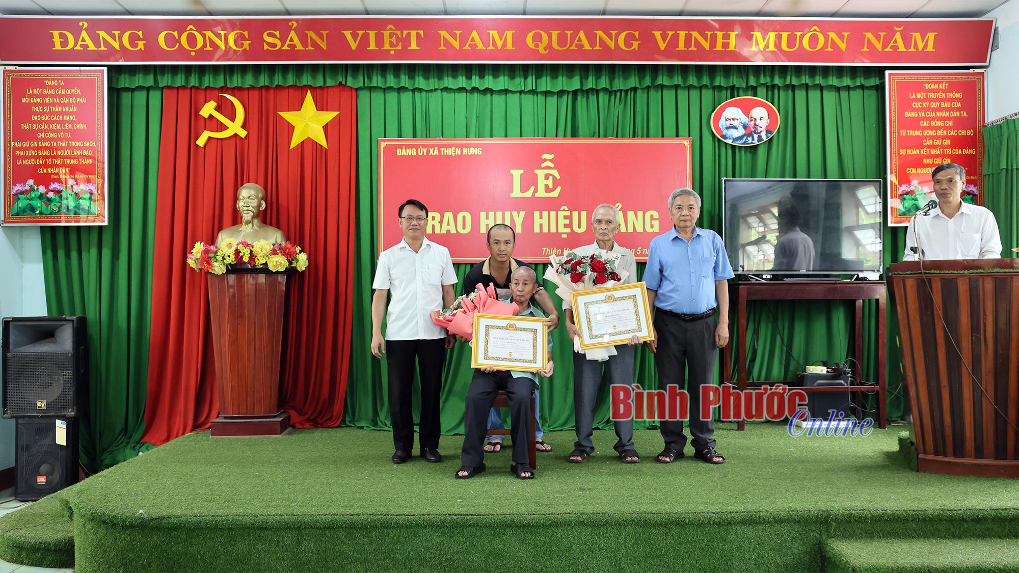 Bù Đốp 6 đảng viên nhận huy hiệu đảng đợt 19-5