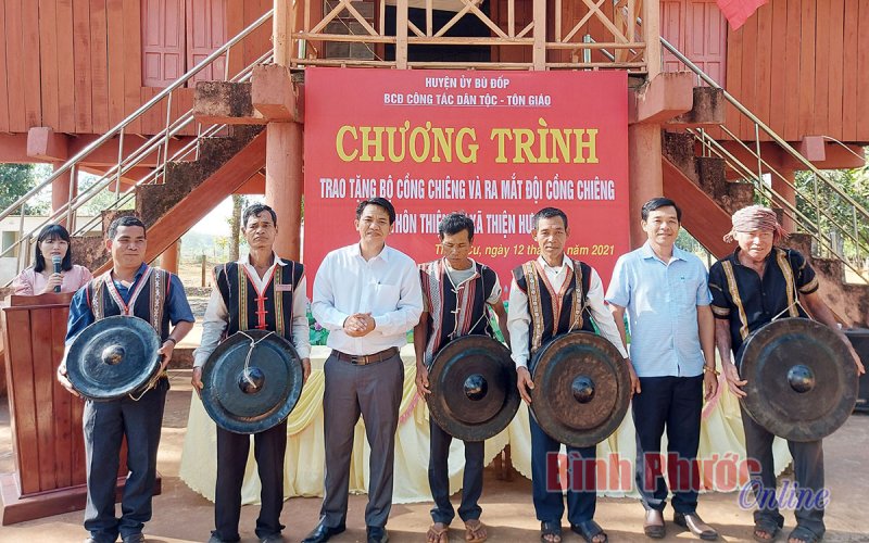 Bù Đốp ra rắt đội cồng chiêng thôn Thiện Cư
