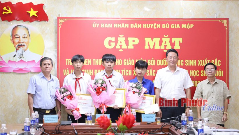 Bù Gia Mập khen thưởng học sinh giỏi