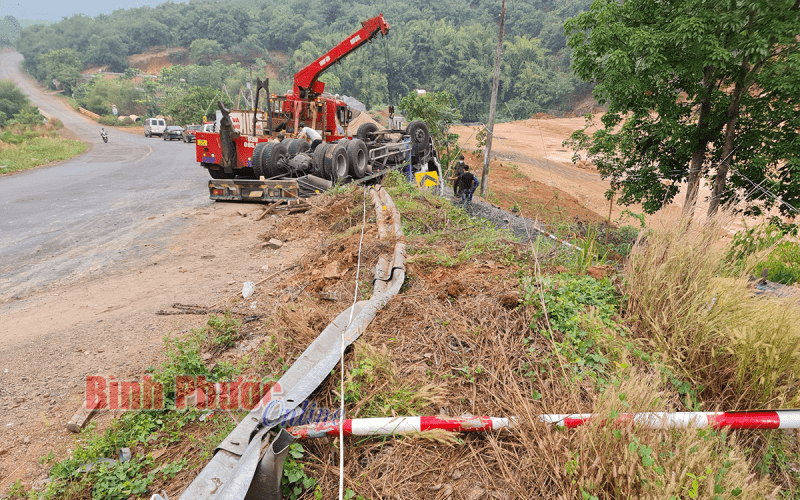 Bù Gia Mập: Lật xe khiến 1 người tử vong Bù Gia Mập: Lật xe khiến 1 người tử vong