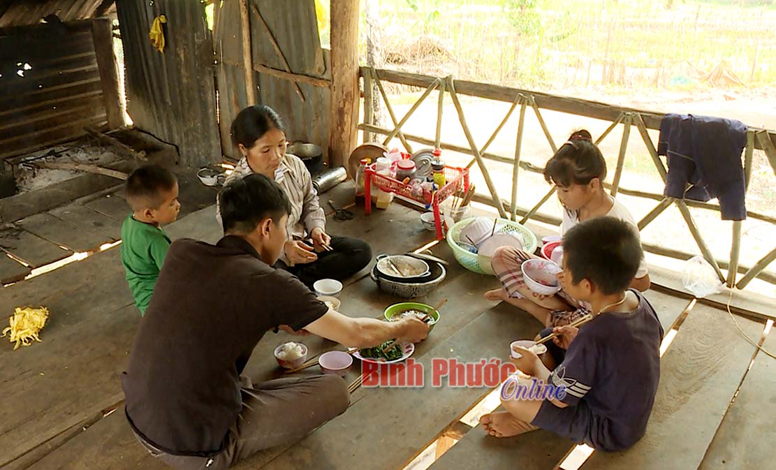 bua-com-dam-bac-cua-ca-gia-dinh13052020100636.jpg