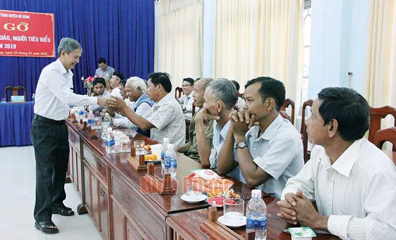 Bù Đăng gặp mặt già làng, chức sắc tôn giáo, người tiêu biểu